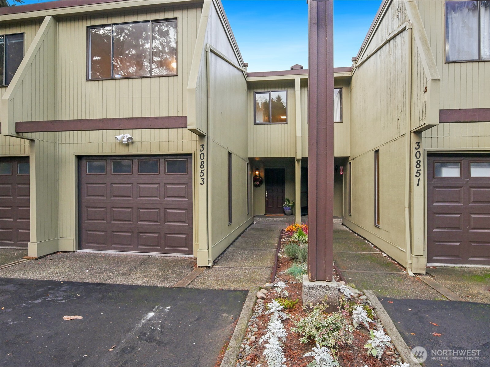 30853 13th Place South, Unit 2 Federal Way, WA 98003 - Photo 33 of 37 a front view of a house