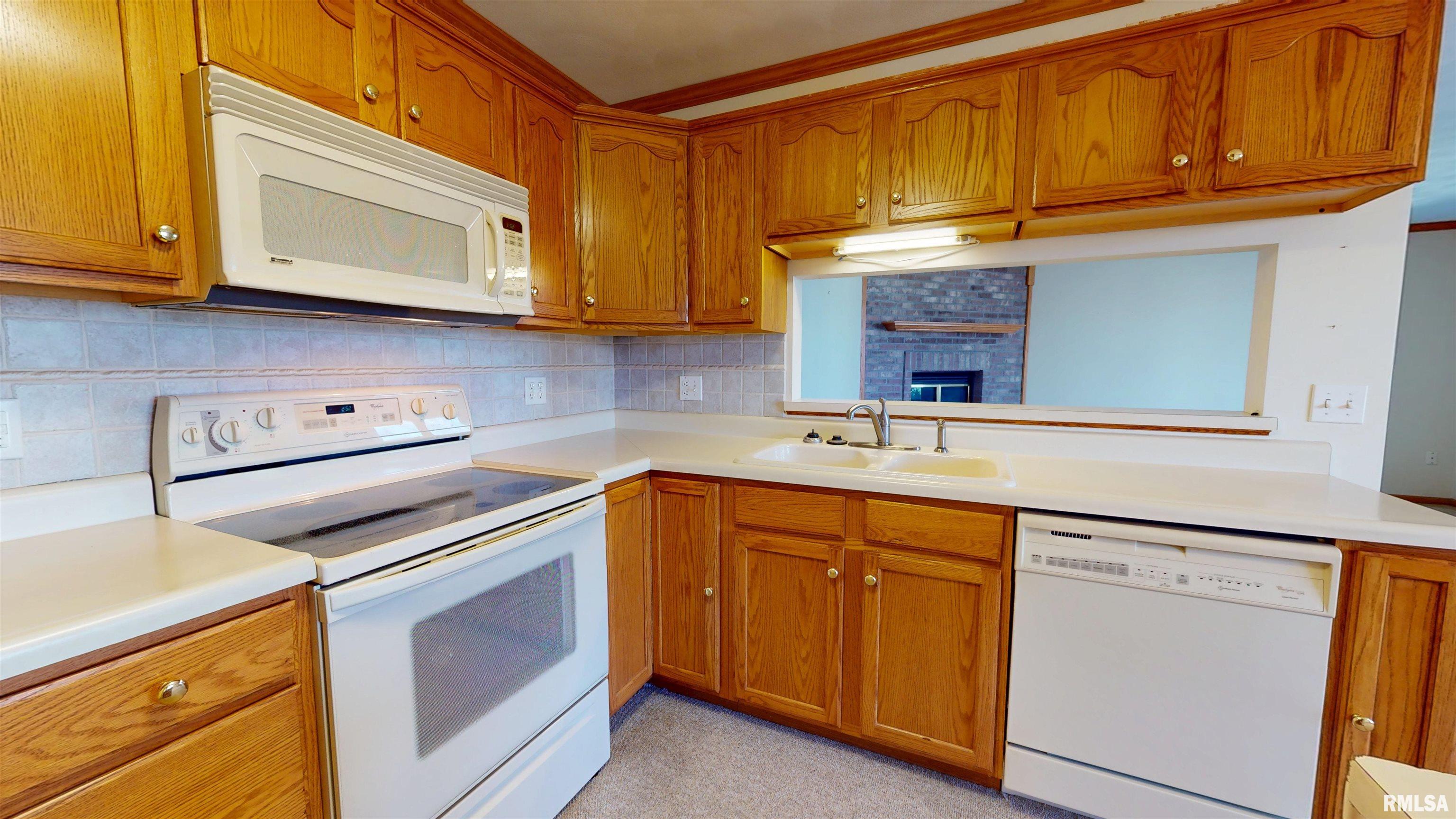2 Royal Court Washington, IL 61571 - Photo 11 of 24