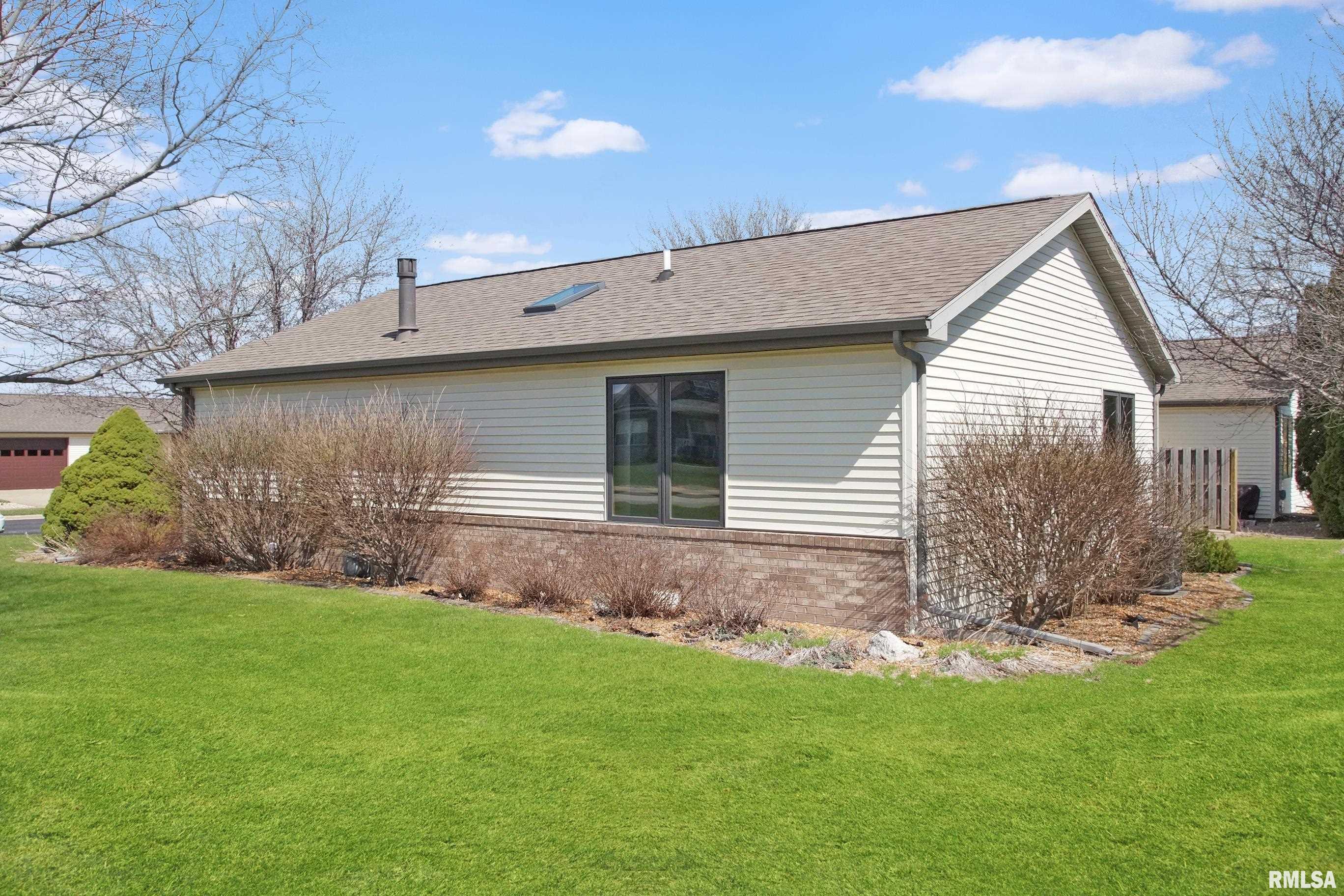 2 Royal Court Washington, IL 61571 - Photo 4 of 24