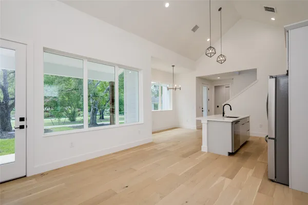 a view of a kitchen and a kitchen