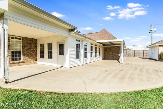 $350,000 | 320 Azalea Drive, Crowley, LA 70526