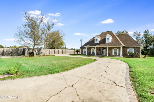 $350,000 | 320 Azalea Drive, Crowley, LA 70526