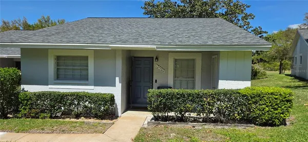 a view of back yard of the house