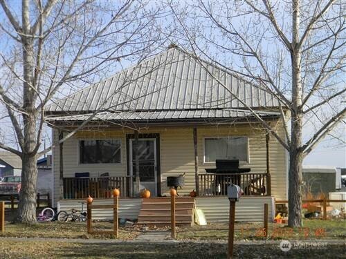 202 North Division Street Odessa, WA 99159 - Photo 1 of 14 a front view of a house with garden
