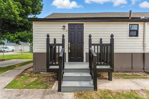 a view of a entrance gate of the house and a yard