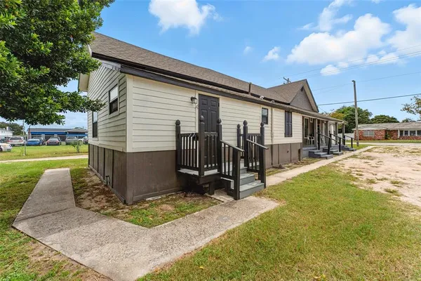 a view of a house with a yard