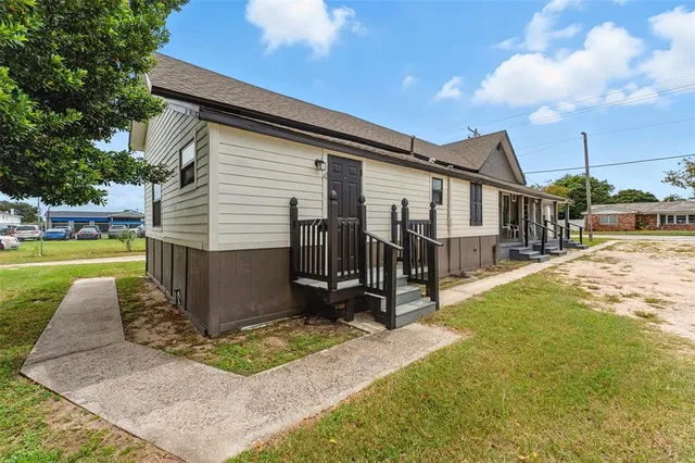 a view of a house with a yard