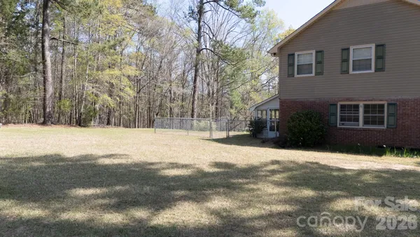 a view of a backyard
