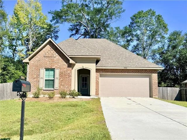$2,075 | 42468 North Falcon Drive, Ponchatoula, LA 70454