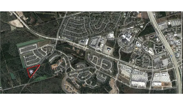 a black and white photo of a building