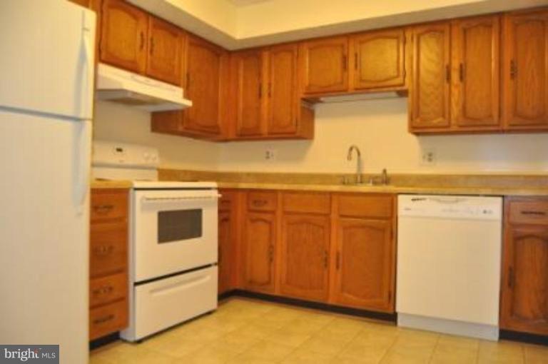 11510 Underoak Court Reston, VA 20191 - Photo 18 of 30 Spacious kitchen with newer sparkling appliances.