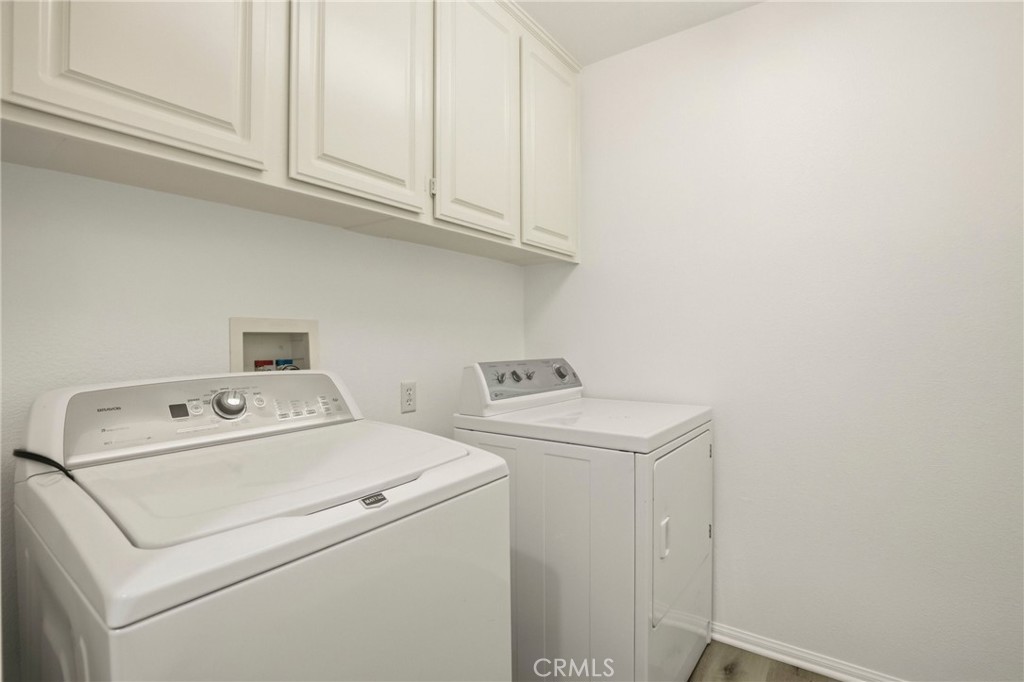 31598 Six Rivers Court Temecula, CA 92592 - Photo 36 of 43 a utility room with dryer and washer