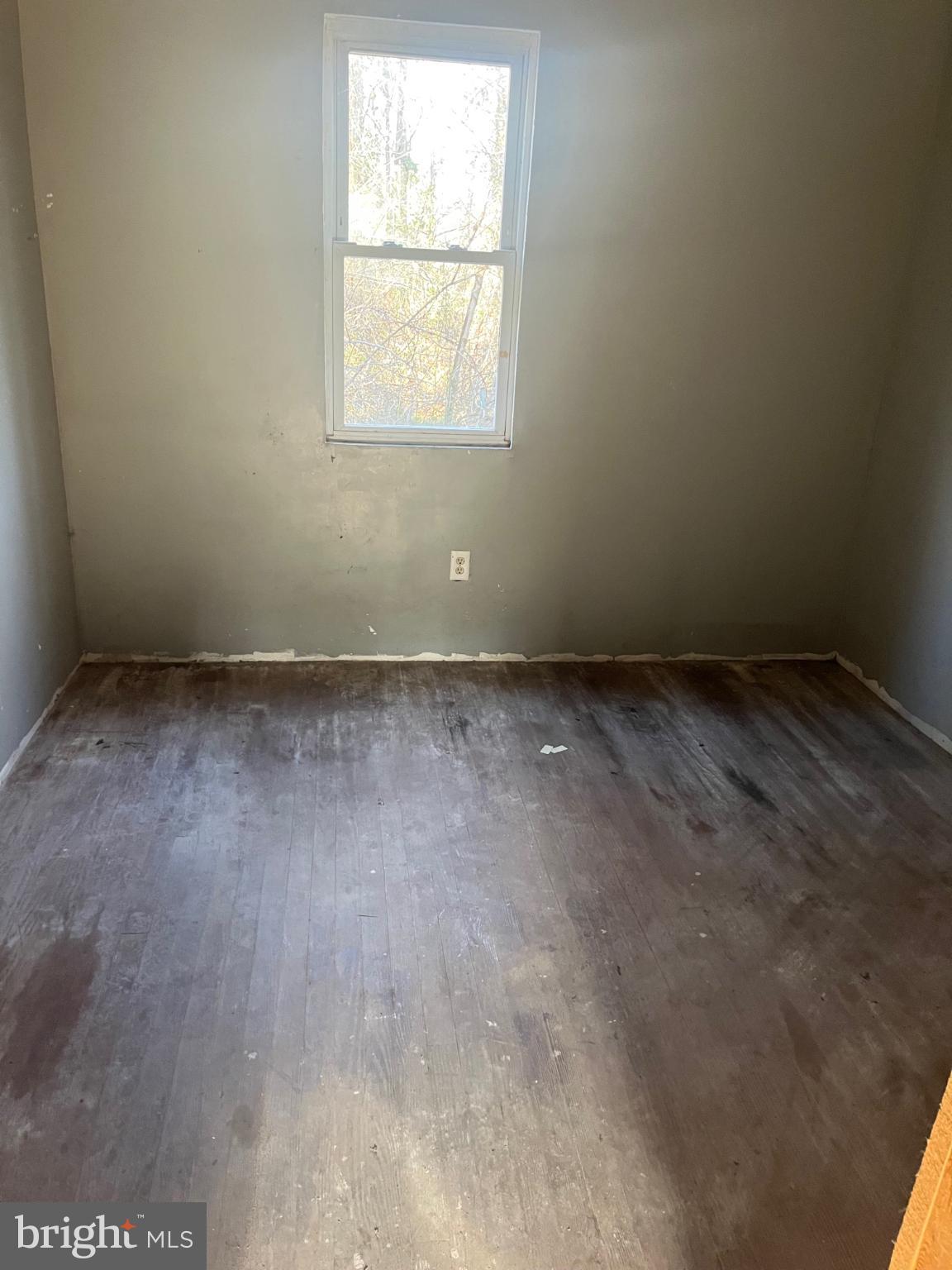 122 Mist Road Millville, NJ 08332 - Photo 5 of 8 an empty room with a window