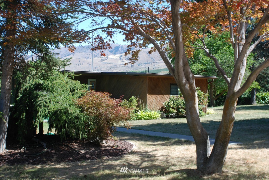 1952 South Lakeshore Road Chelan, WA 98816 - Photo 1 of 24 Gallery Image 1