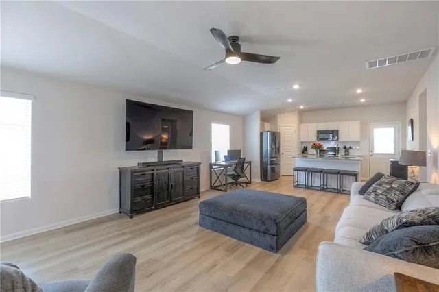 $289,900 | 435 East Park Hill Drive, Tonganoxie, KS 66086