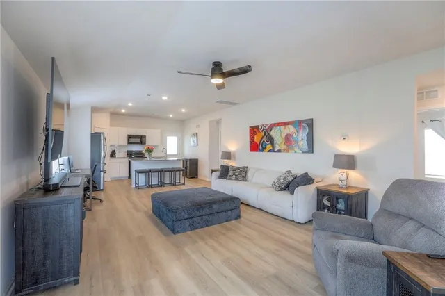 $289,900 | 435 East Park Hill Drive, Tonganoxie, KS 66086