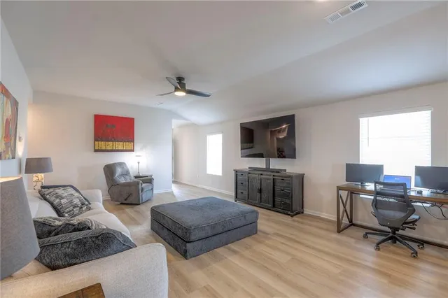 $289,900 | 435 East Park Hill Drive, Tonganoxie, KS 66086