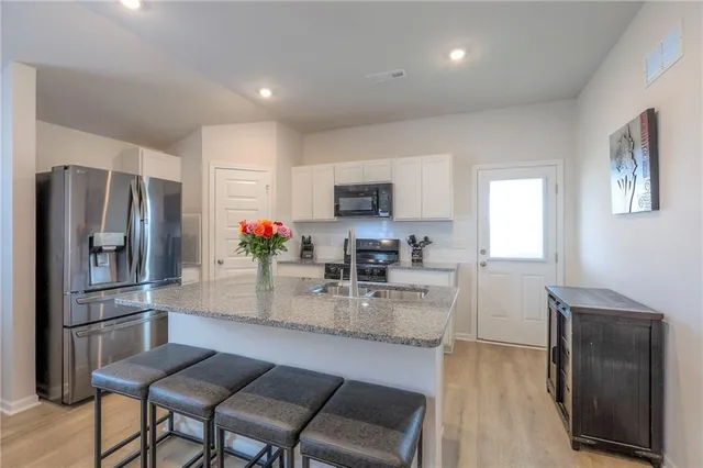 $289,900 | 435 East Park Hill Drive, Tonganoxie, KS 66086