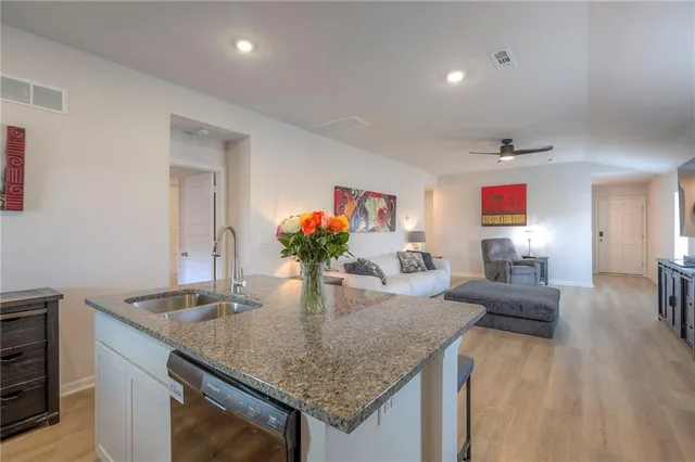 $289,900 | 435 East Park Hill Drive, Tonganoxie, KS 66086