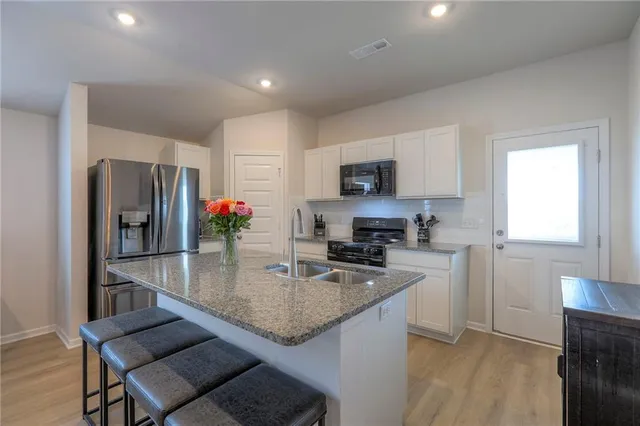 $289,900 | 435 East Park Hill Drive, Tonganoxie, KS 66086