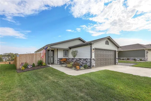 $289,900 | 435 East Park Hill Drive, Tonganoxie, KS 66086