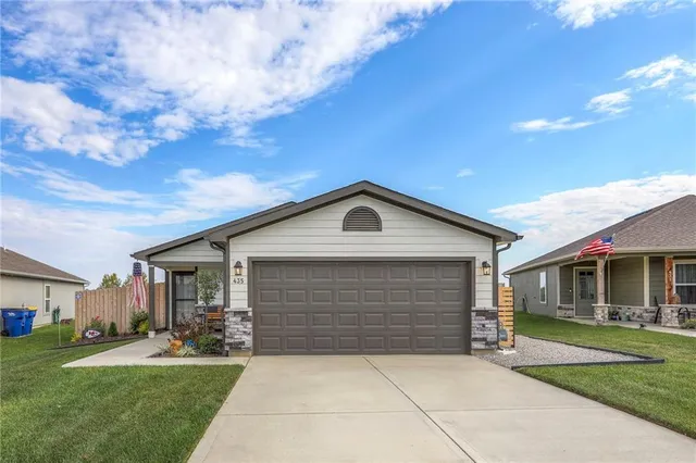 $289,900 | 435 East Park Hill Drive, Tonganoxie, KS 66086