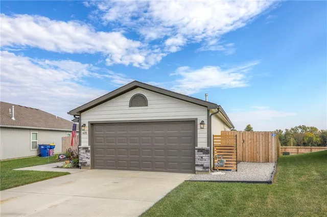 $289,900 | 435 East Park Hill Drive, Tonganoxie, KS 66086