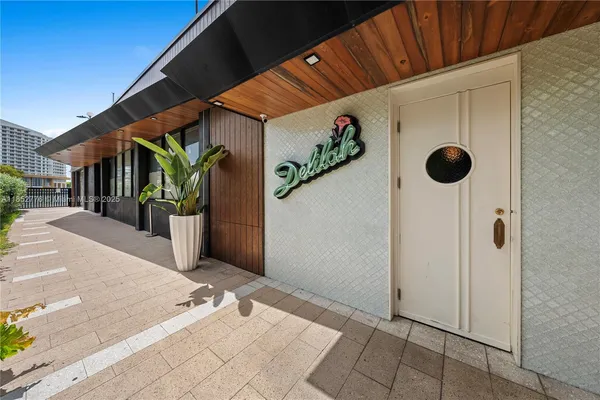 a view of entryway and hall