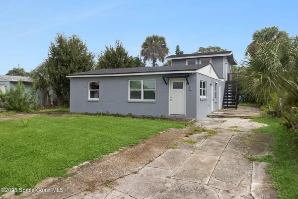 a view of a house with a yard