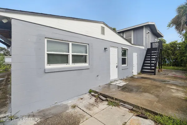 a view of a house with a backyard