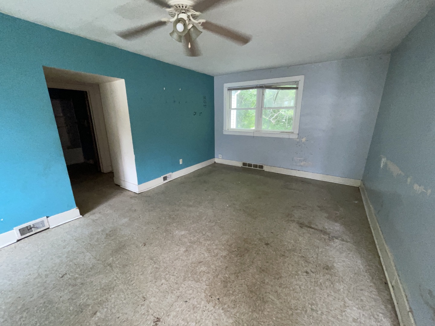 754 South Oakland Avenue Decatur, IL 62522 - Photo 9 of 18 an empty room with windows