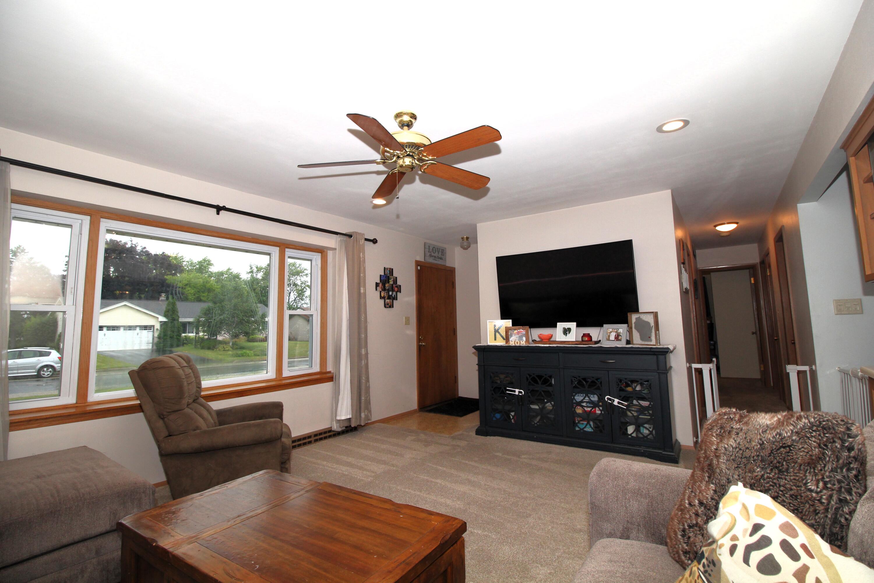 W174N9446 Joper Road Menomonee Falls, WI 53051 - Photo 4 of 32 Living Room