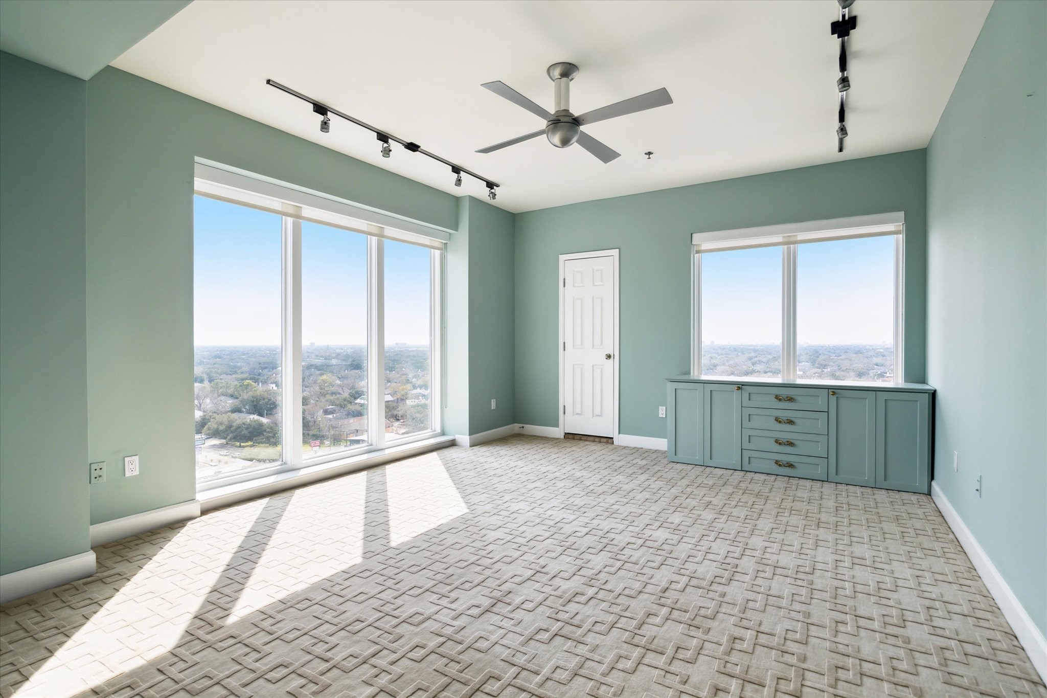 2520 Robinhood Street, Unit 1200 Houston, TX 77005 - Photo 21 of 29 a view of hallway with window and a ceiling fan