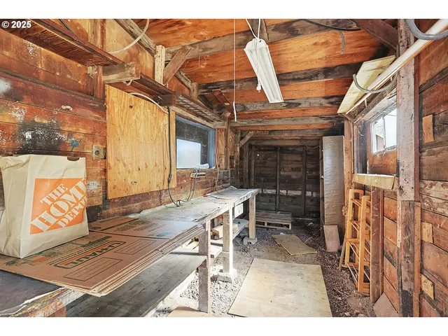 a view of yard with trees