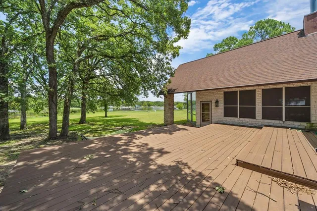 a view of house with backyard and tree