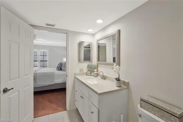 a en suite bathroom with a double vanity sink and mirror