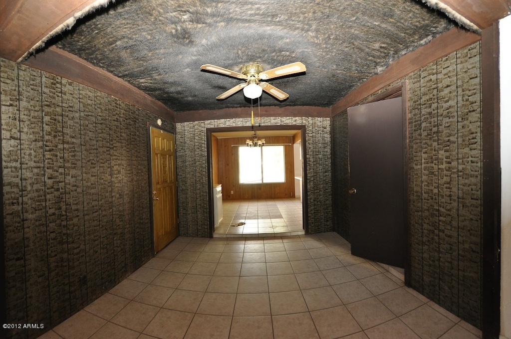 2229 West Charter Oak Road Phoenix, AZ 85029 - Photo 8 of 15 Entry to Family