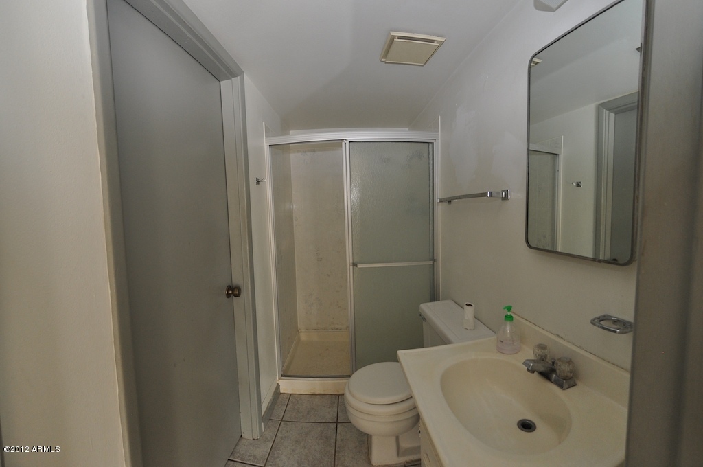 2229 West Charter Oak Road Phoenix, AZ 85029 - Photo 10 of 15 Bathroom2
