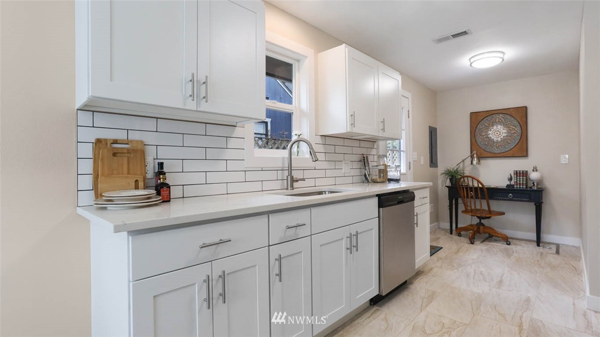 306 Meadow Avenue North Renton, WA 98057 - Photo 8 of 24