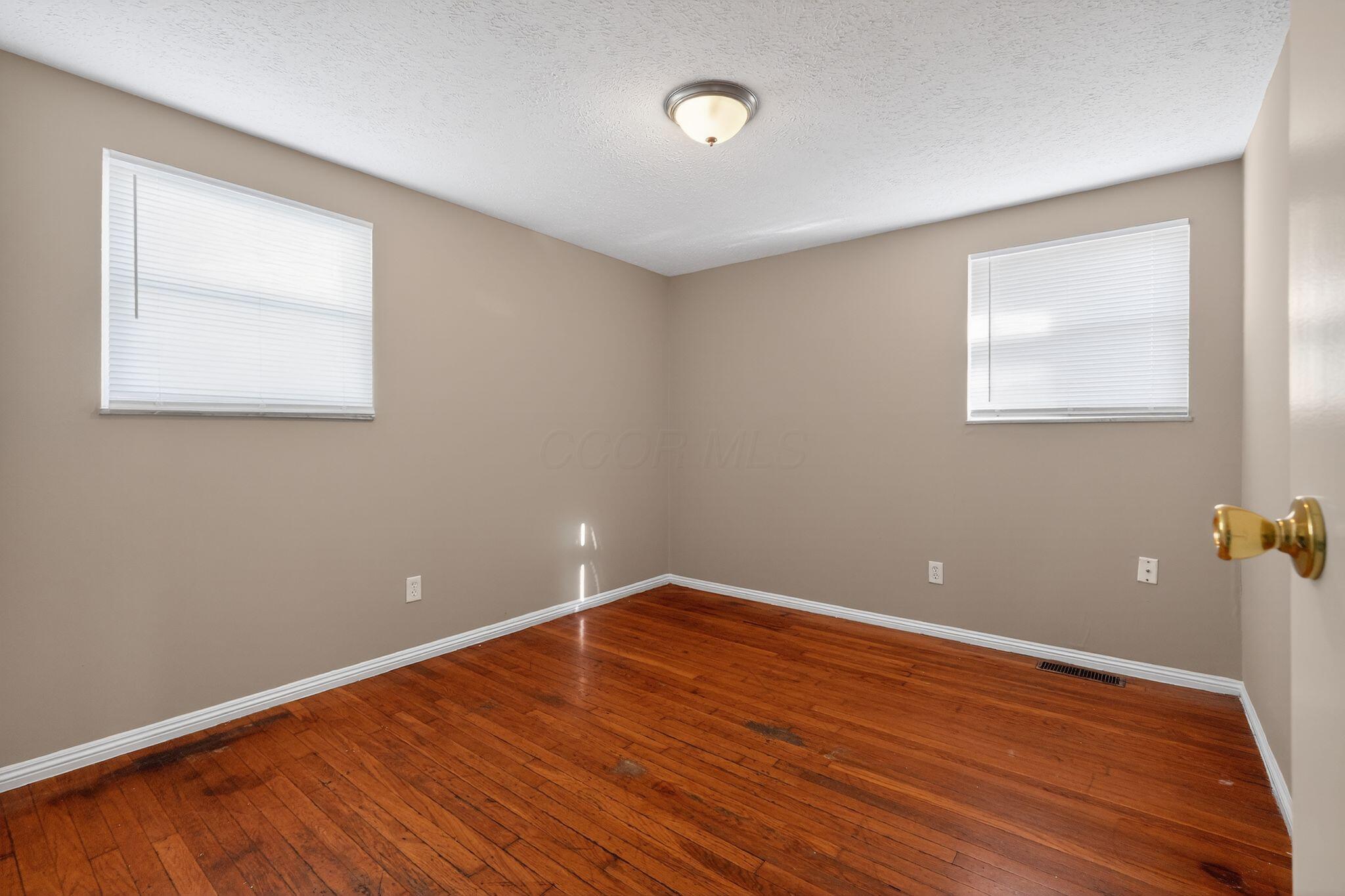3851 Fairmoor Road Columbus, OH 43228 - Photo 11 of 30 09_3851_Fairmoor_Rd_Columbus_OH_43228-Li