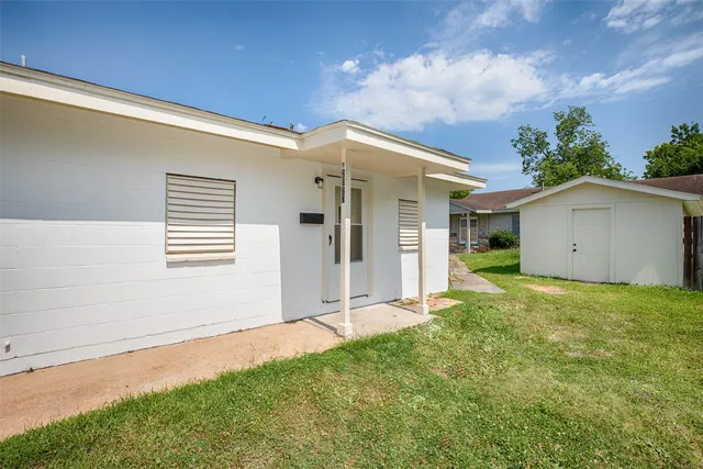 $950 | 2020 B Rosalee Street, La Marque, TX 77568