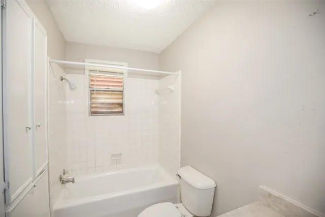 $950 | 2020 B Rosalee Street, La Marque, TX 77568