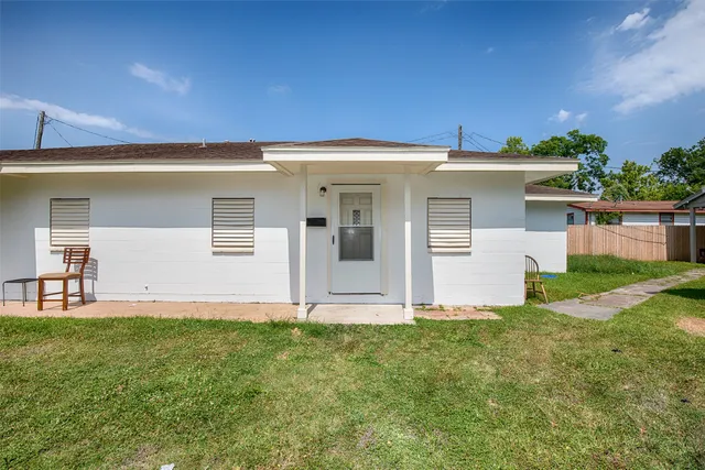 $950 | 2020 B Rosalee Street, La Marque, TX 77568