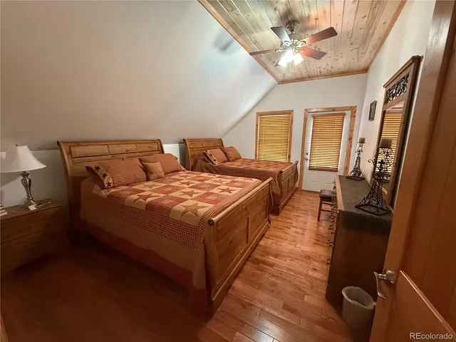 a view of entryway with livingroom