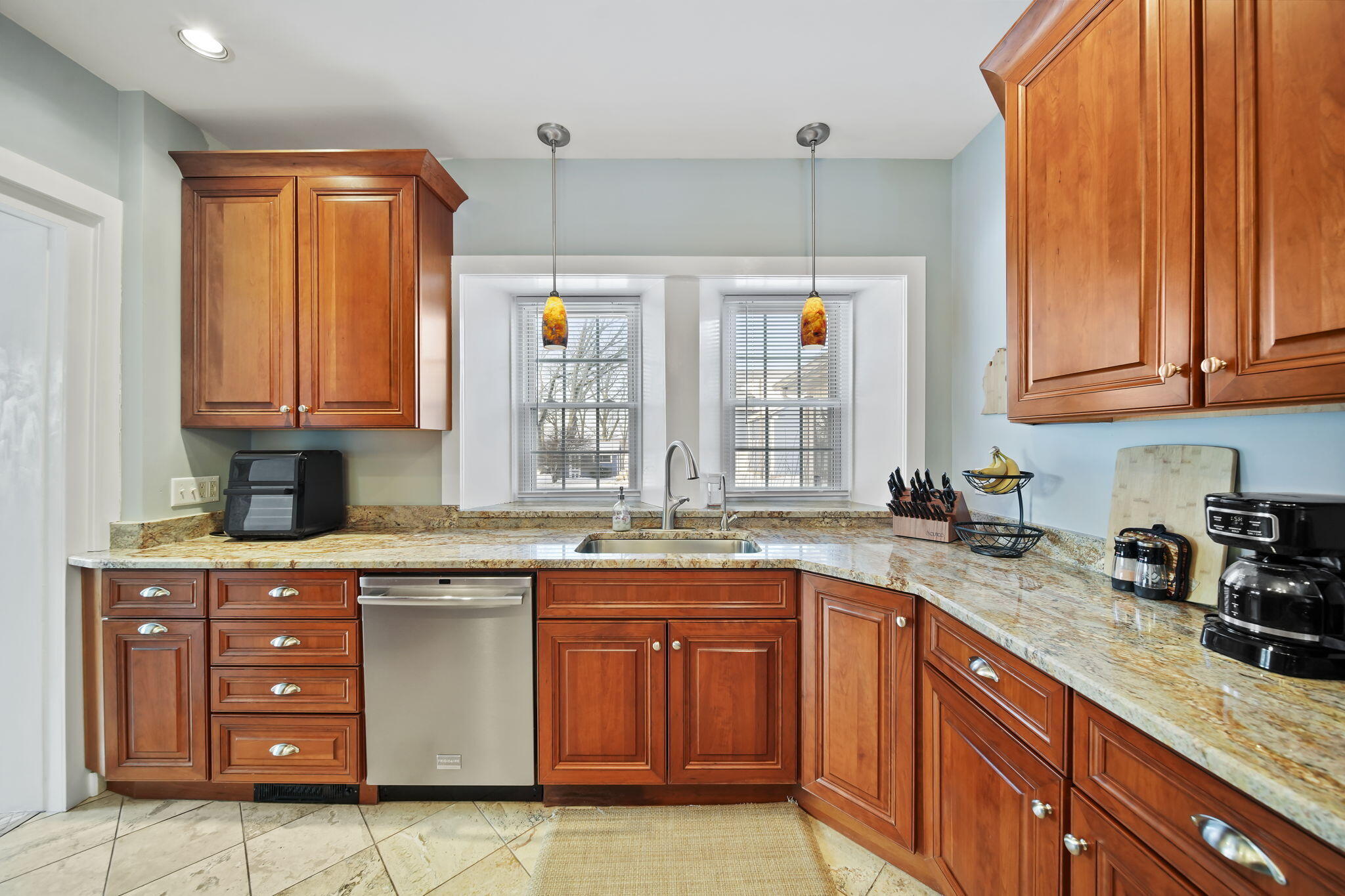 208 Glasgow Road Jackson, MI 49201 - Photo 13 of 94 Fantastic counter & work space