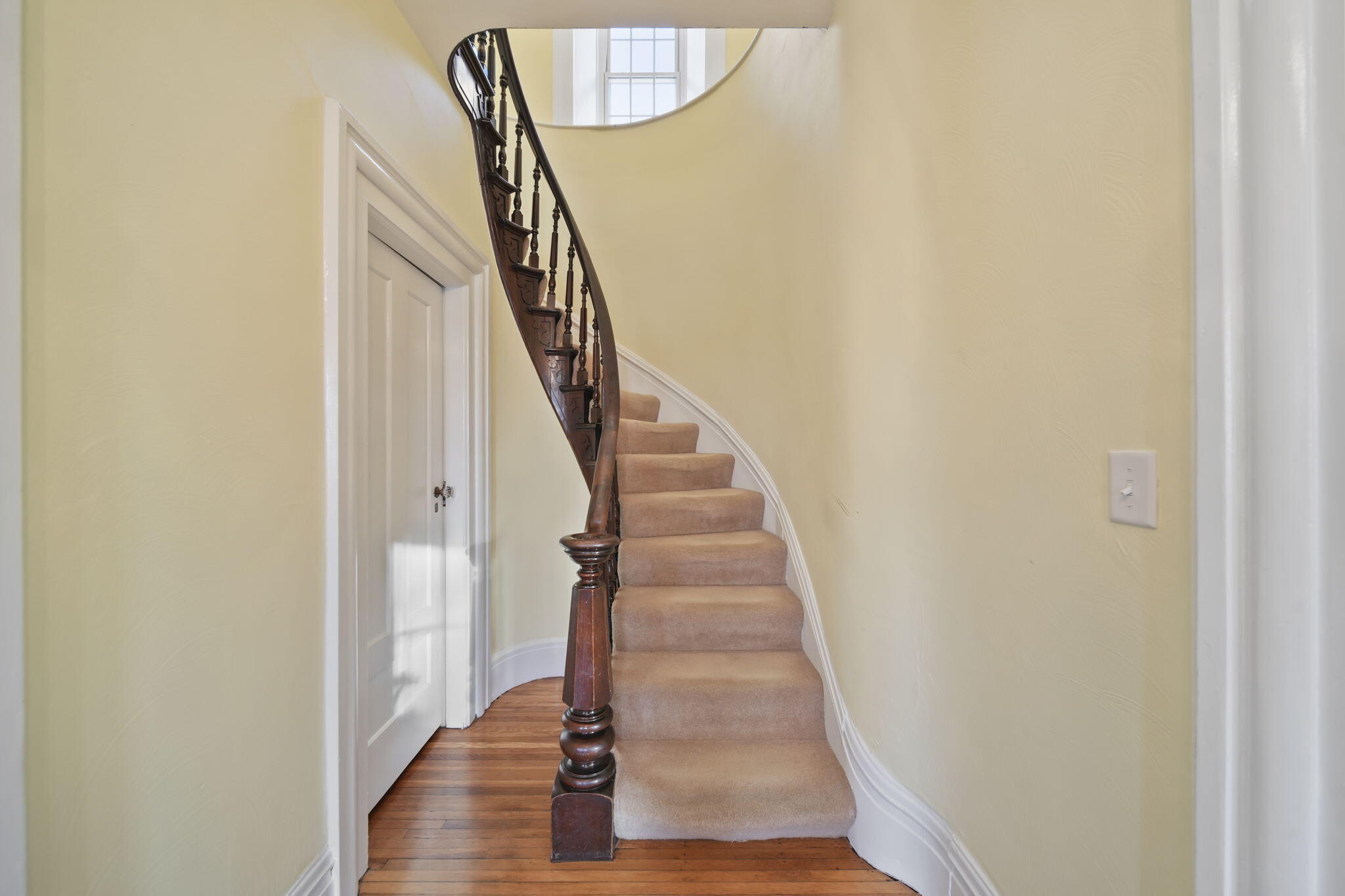 208 Glasgow Road Jackson, MI 49201 - Photo 28 of 94 Curved staircase