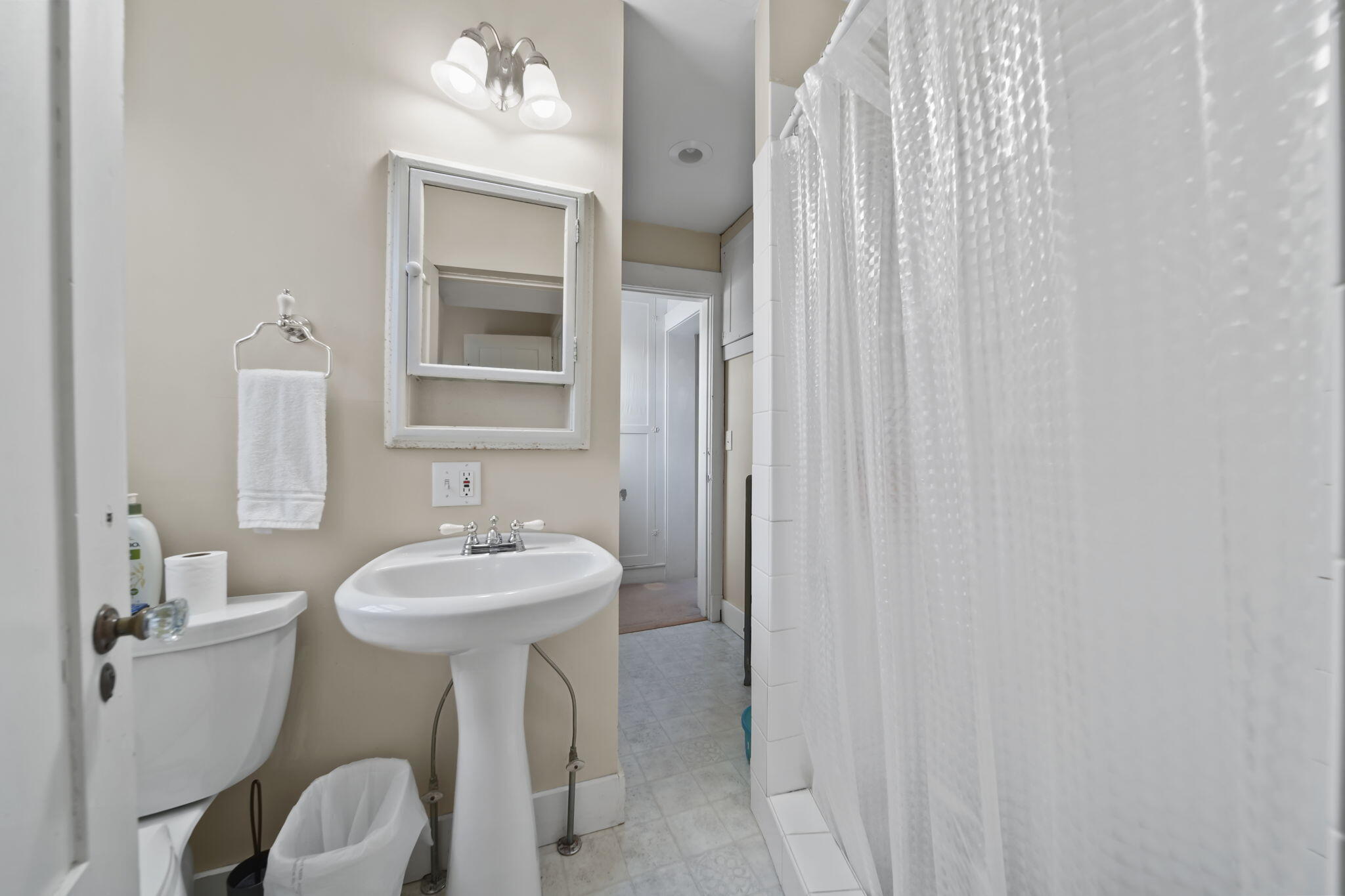 208 Glasgow Road Jackson, MI 49201 - Photo 36 of 94 2nd Full bath