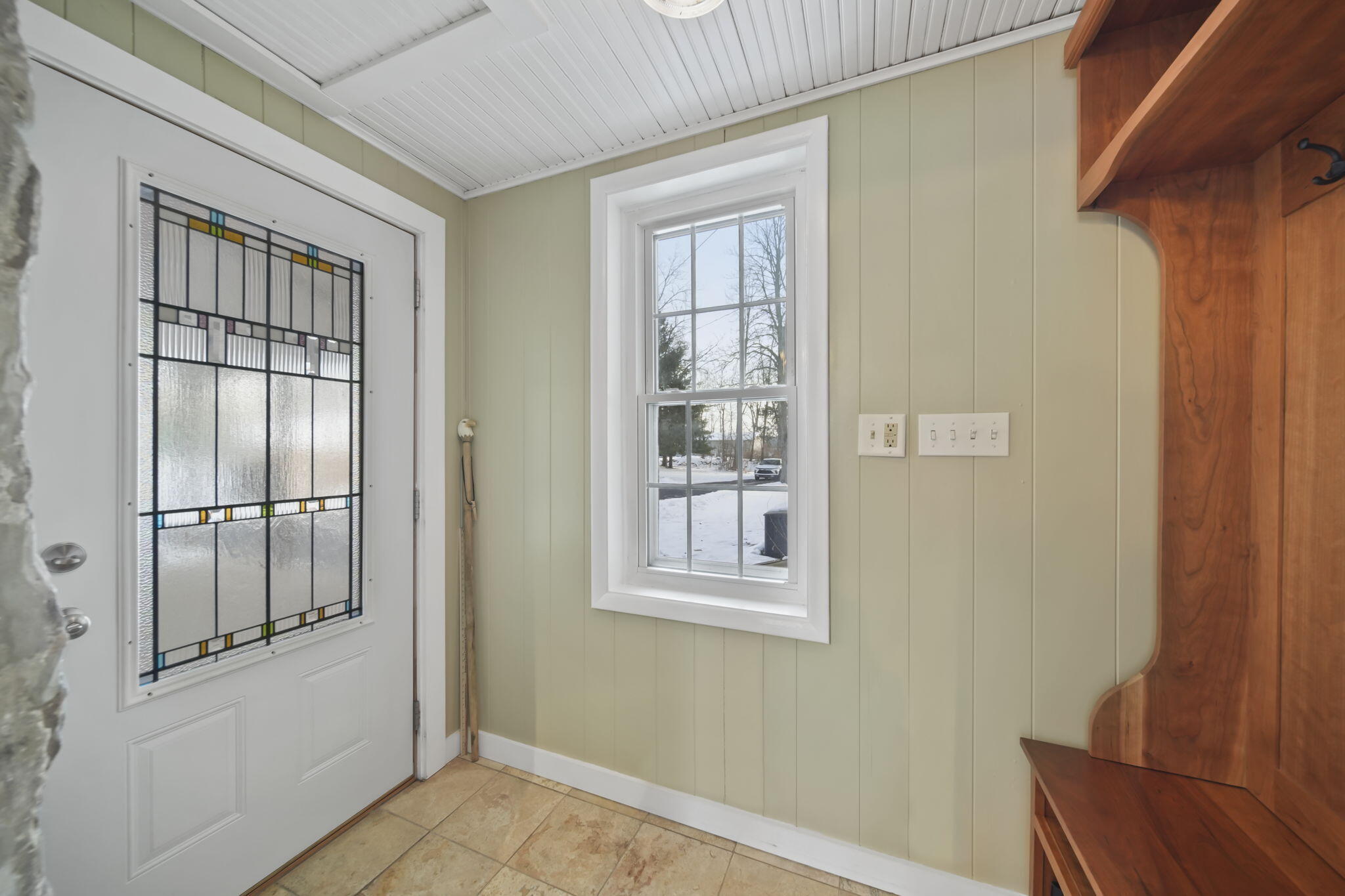 208 Glasgow Road Jackson, MI 49201 - Photo 5 of 94 Foyer entry