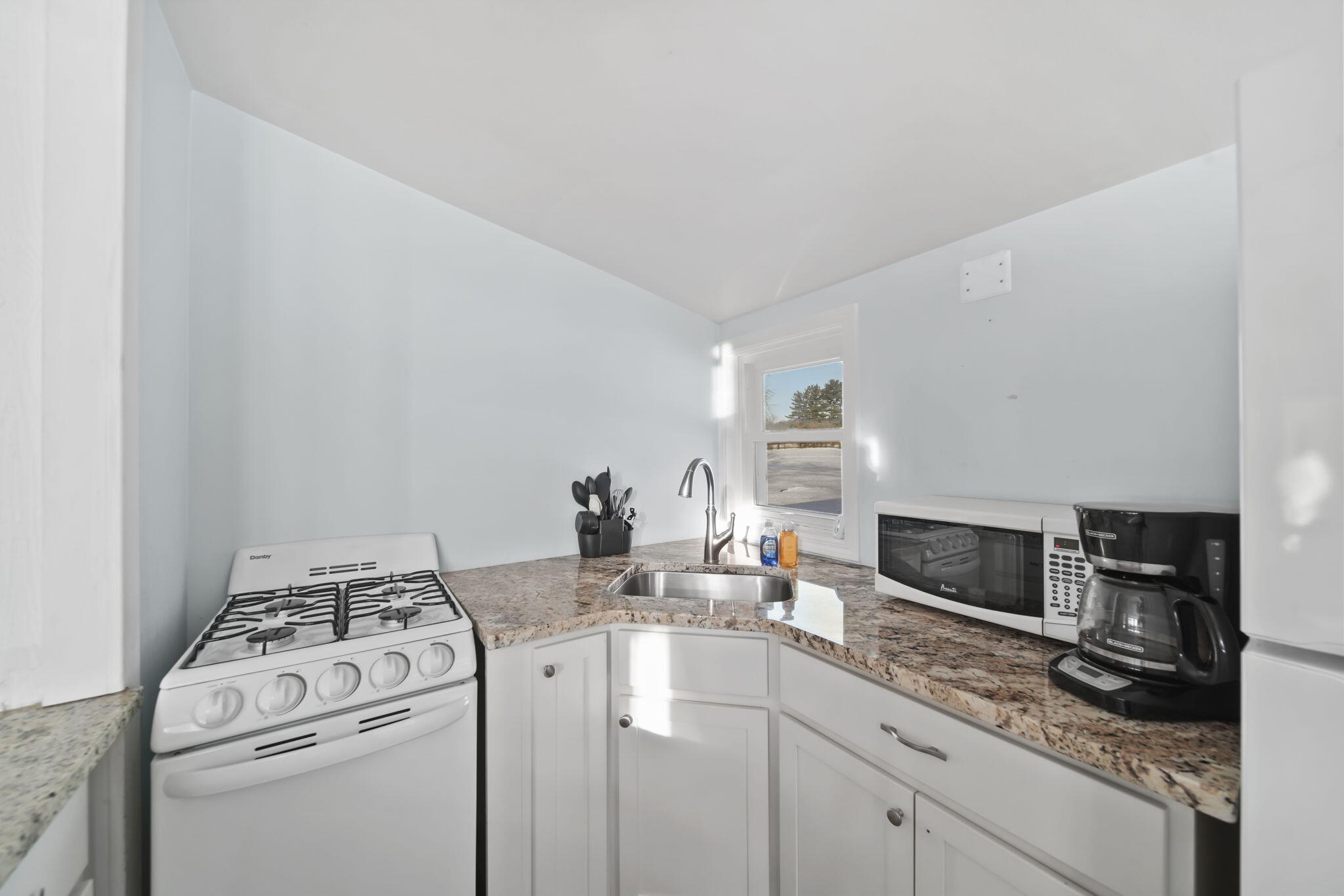 208 Glasgow Road Jackson, MI 49201 - Photo 53 of 94 Granite counters