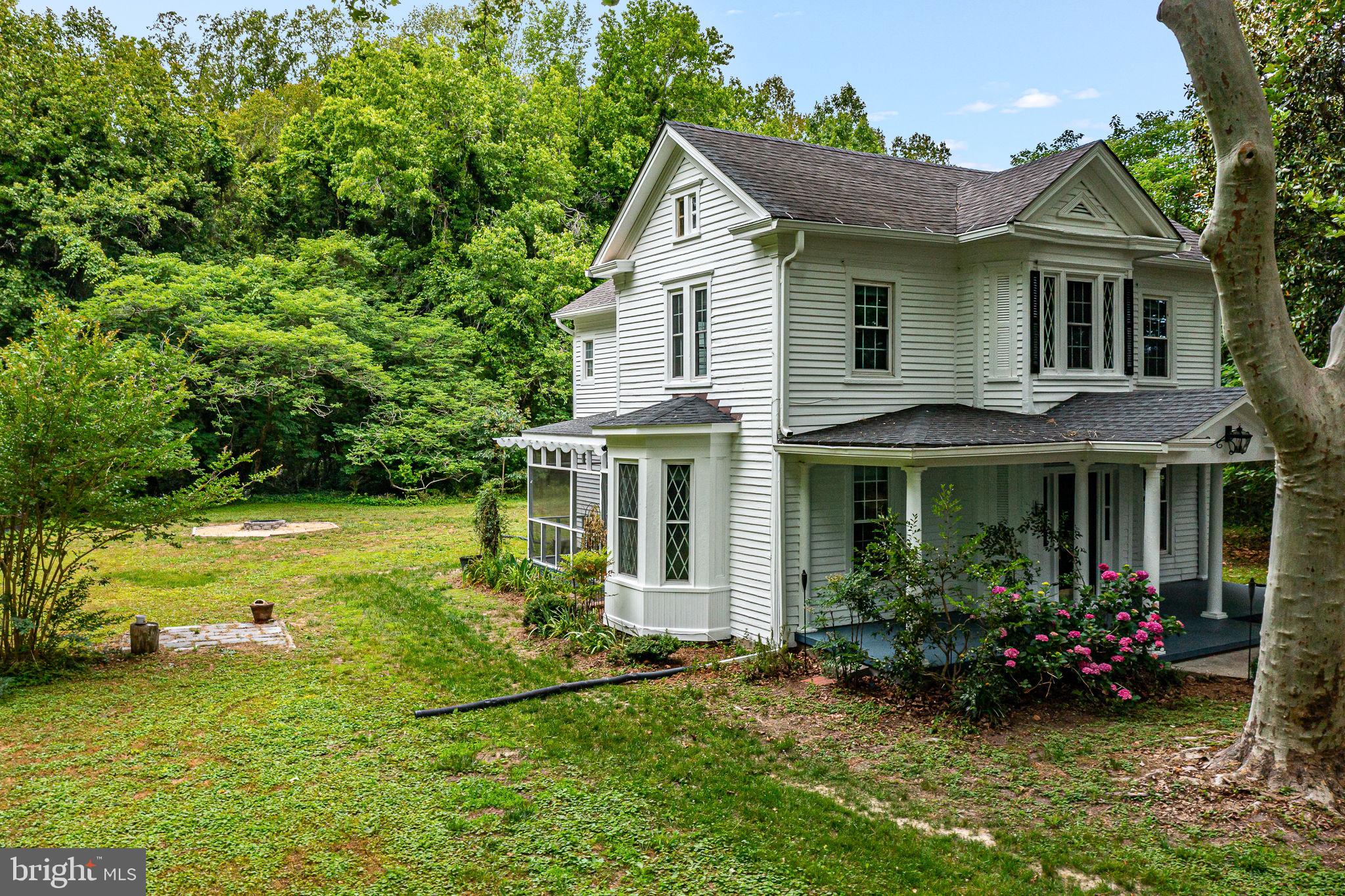 3952 Irvington Road Irvington, VA 22480 - Photo 53 of 77 a view of a house with backyard and garden
